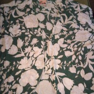 Daisy Cute Floral Top in Green and Cream